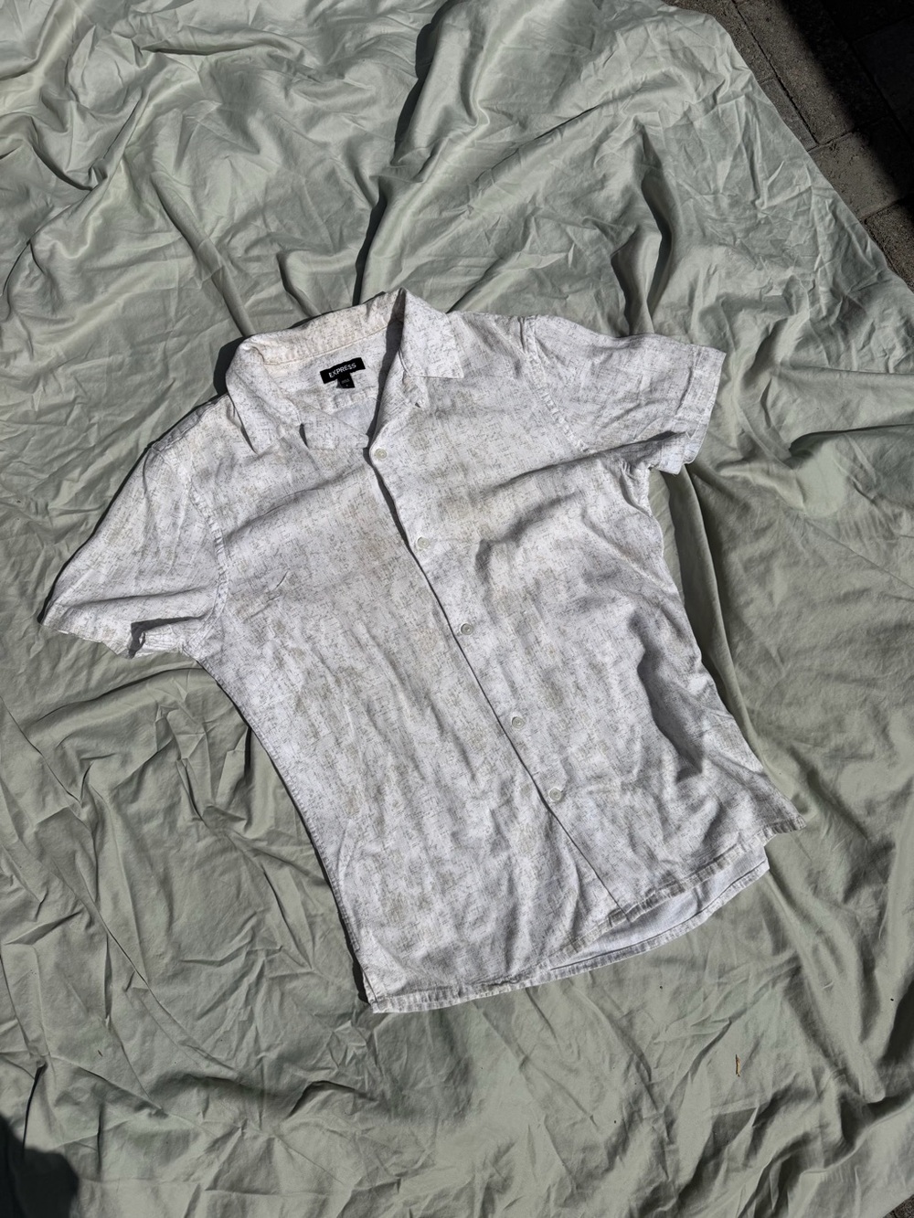 Express Men’s Short Sleeve Button-Down Shirt in White